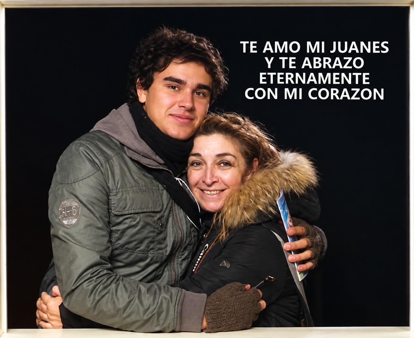 Juanes y su madre abrazados; sobre la imagen aparece el mensaje ‘Te amo mi Juanes y te abrazo eternamente con mi corazón’
