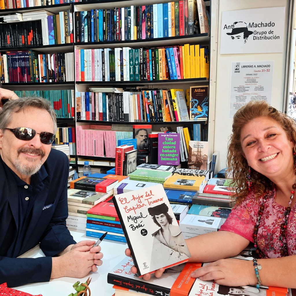 Alexandra con Miguel Bosé en la Feria del Libro de Madrid, sosteniendo El hijo del Capitán Trueno