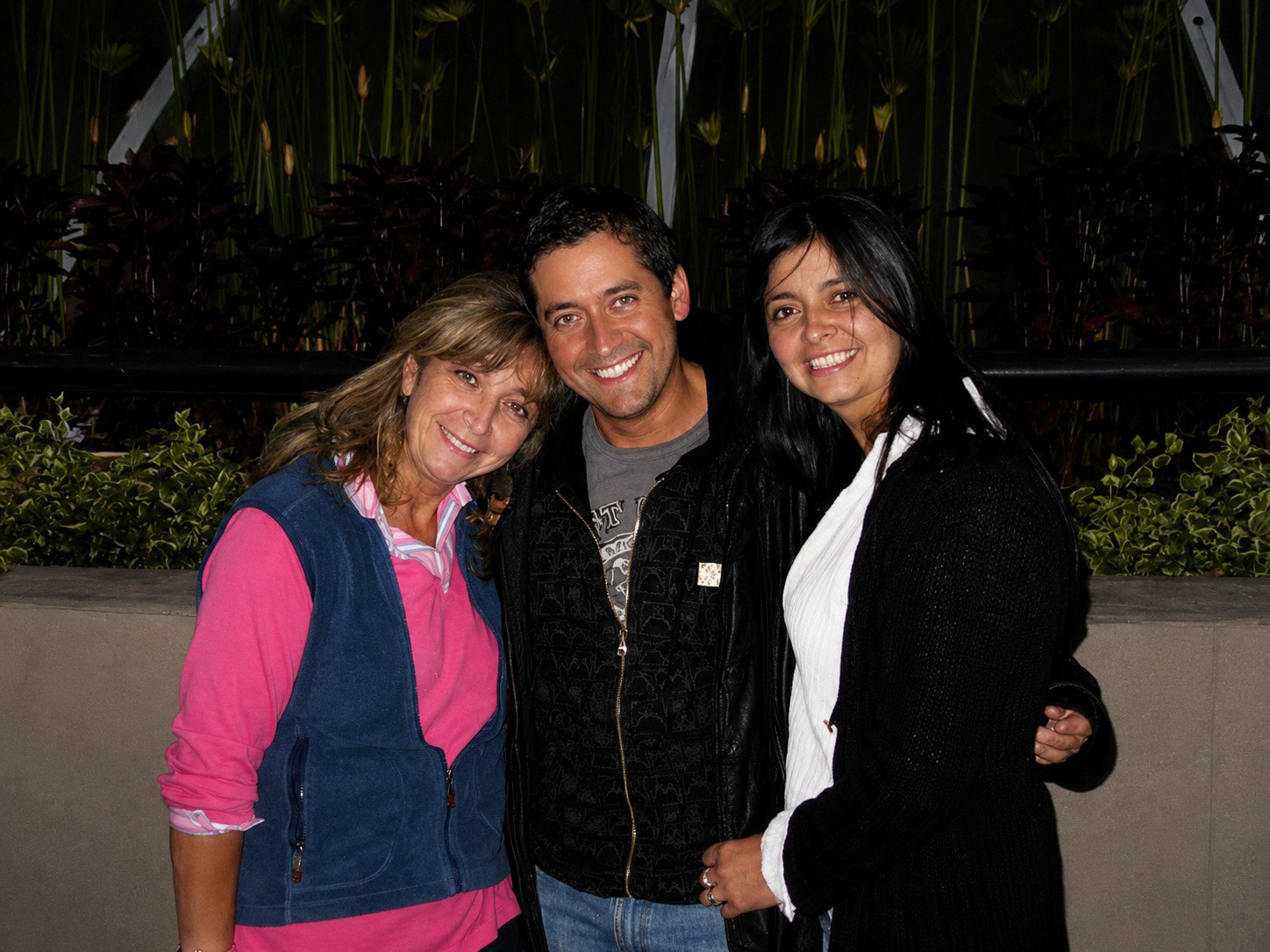 Charlie y sus ángeles: Diego al centro, con sus dos hermanas