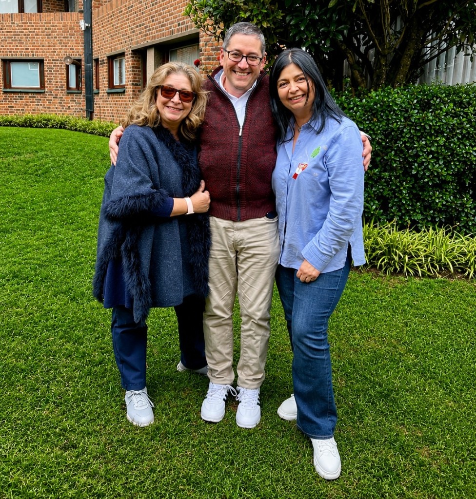 Charlie y sus ángeles, hoy: Diego al centro, con sus dos hermanas