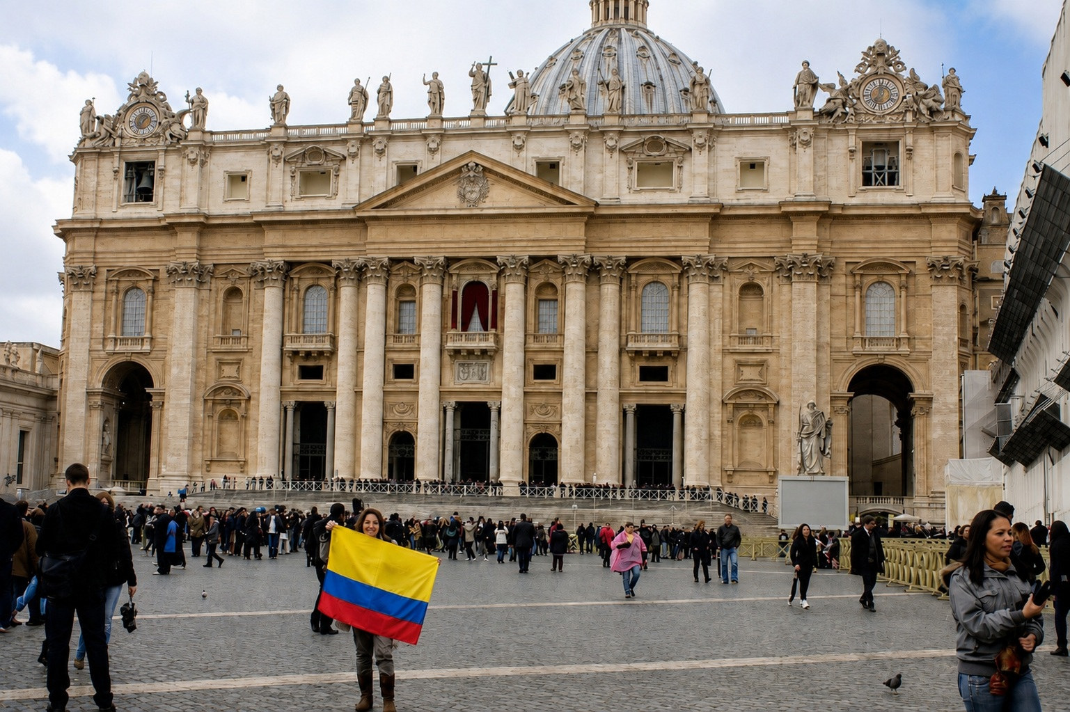 Plaza de San Pedro: bandera de Colombia durante la elección del Papa Francisco