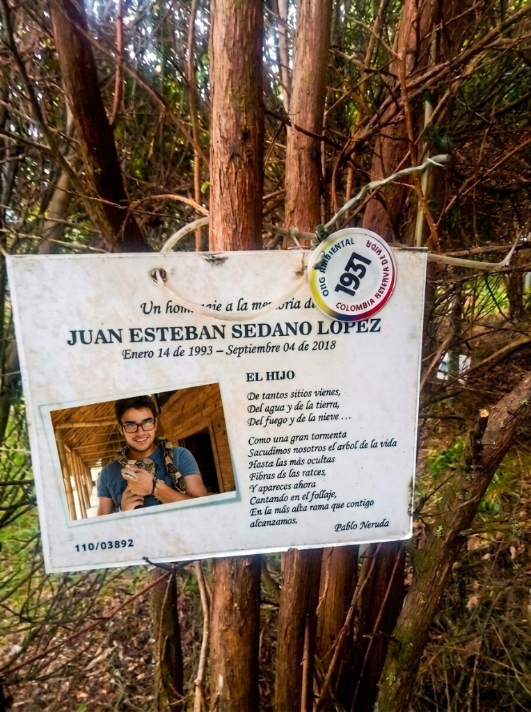 Placa en homenaje a Juan Esteban Sedano López, con su fotografía y el poema El hijo de Pablo Neruda