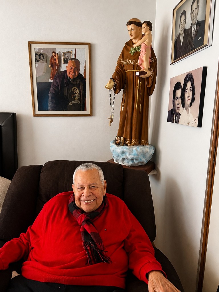 El padre de Alexandra en su sillón, con la estatua de San Antonio de Padua entronizada en su habitación